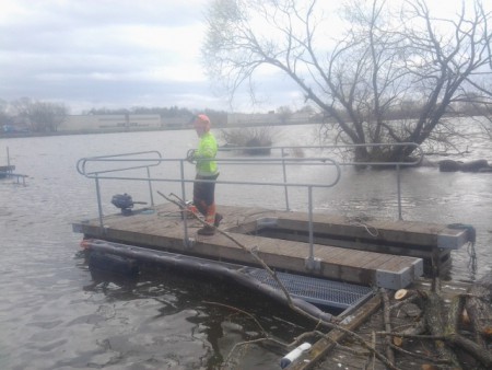 Grenar som låg under vattnet så inte båtarna kom fram